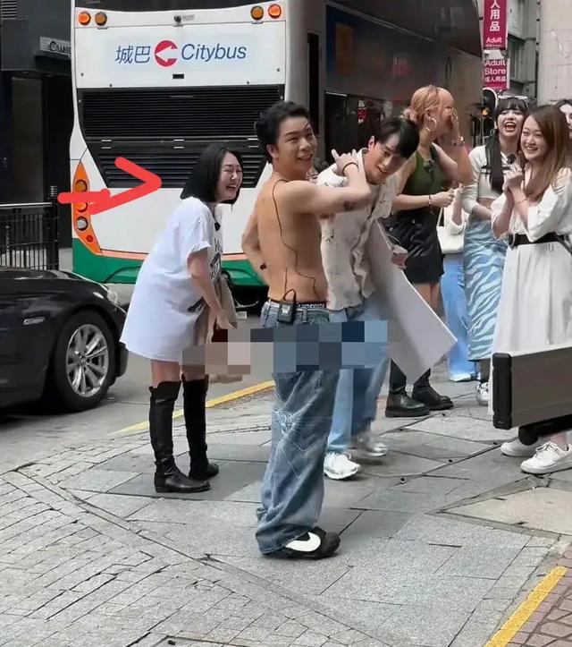 太掉价！小S香港街头扒男主持衣服，赤裸上身，大声叫喊引起不适