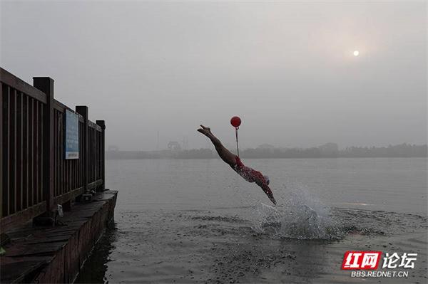 清水出芙蓉，桃源江边这群训练有素的美女泳队很养眼