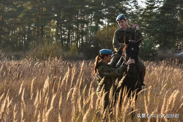 飒爽女兵：骑马持AK狂奔，狙击枪、步兵战车样样精通