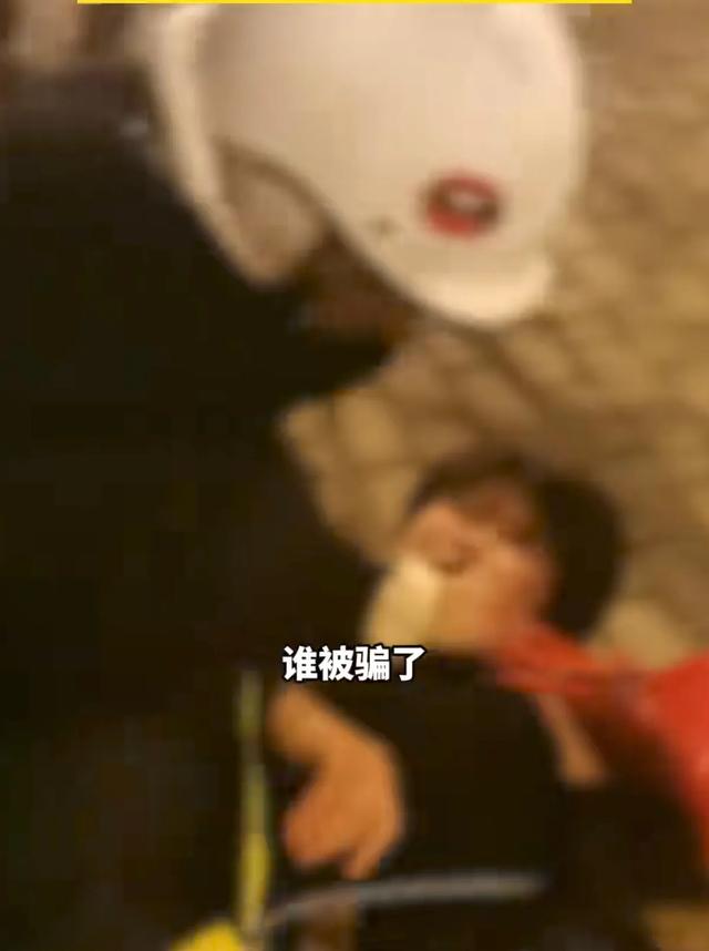 闹大了！一男子当街压在另一女子身上，路人走近却发现情况不简单