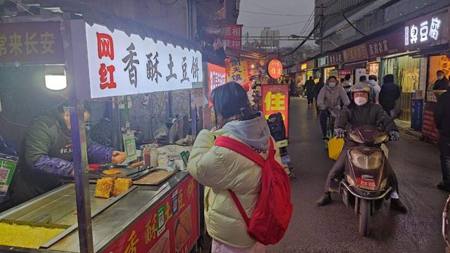 西安女孩：别勾引我，八里村的美食根本吃不完，美女也看不完