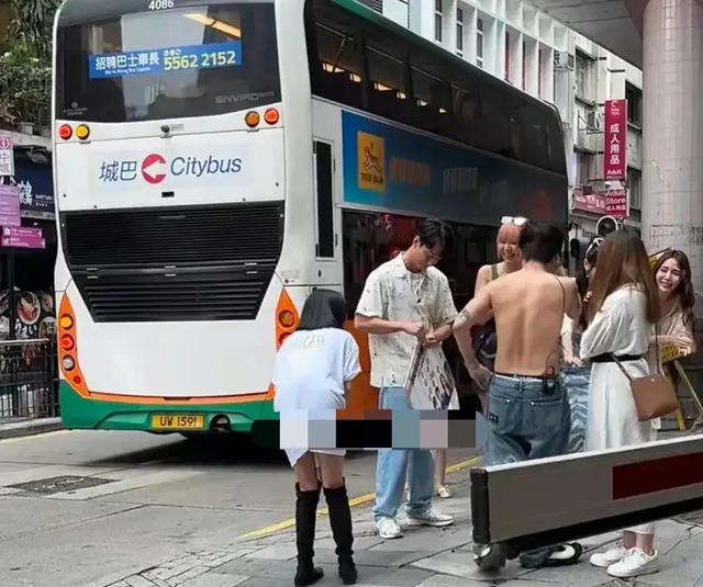 太掉价！小S香港街头扒男主持衣服，赤裸上身，大声叫喊引起不适