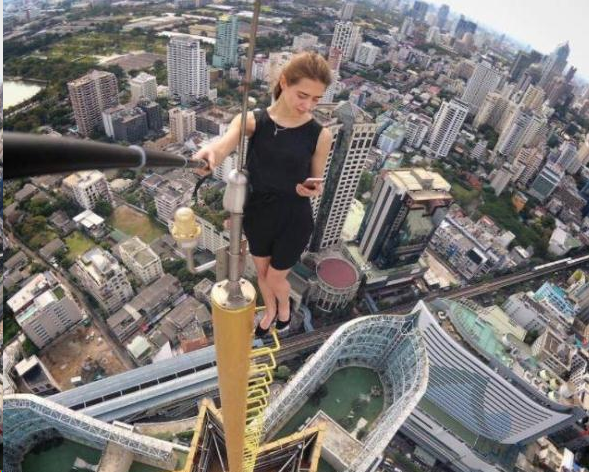 俄罗斯一女孩每天换上不同衣服，在大厦楼顶拍摄最危险的照片！