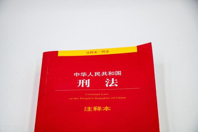 对冒充民警搜身劫财的行为如何定性？以胡某和尤某抢劫案为例