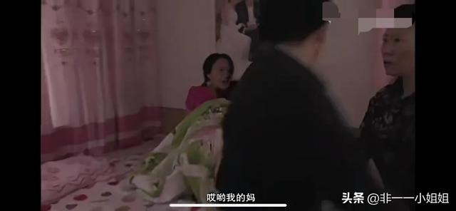 男人和女子睡到了一起，两人都喝醉了