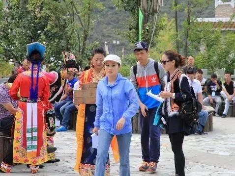 前央视美女上《非诚》相亲，1小时富商牵走