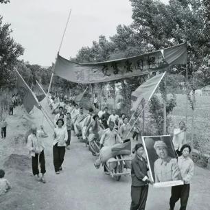 一组民国真实照片：患上花柳病的女子，躺床上接客的富家千金！