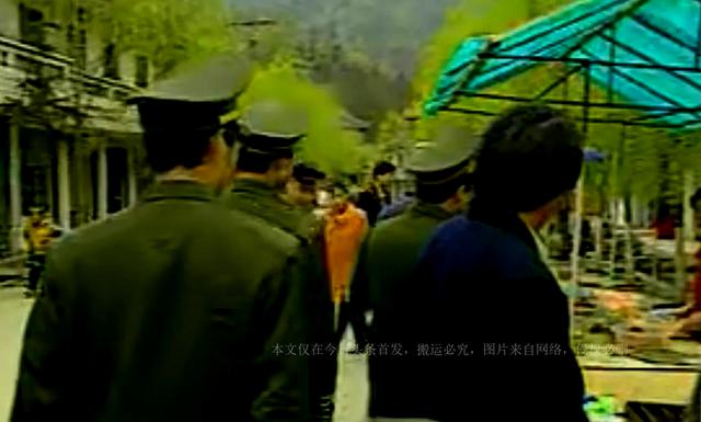 1998年冬，2名女大学生来到成都某风景区旅游，遭到恶人残忍奸杀