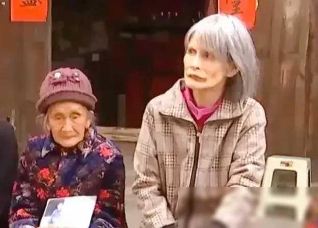 她经历了什么？被拐33年不会说话、牙齿几乎掉光，头发比妈妈还