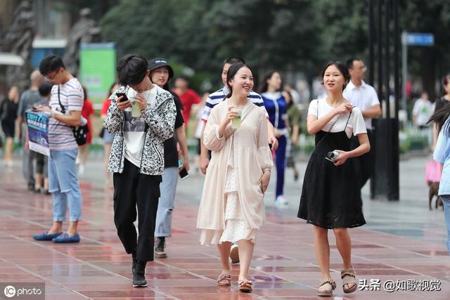 重庆一广场商圈熙来攘往，美女帅哥千姿百态，道路好像成了走秀台