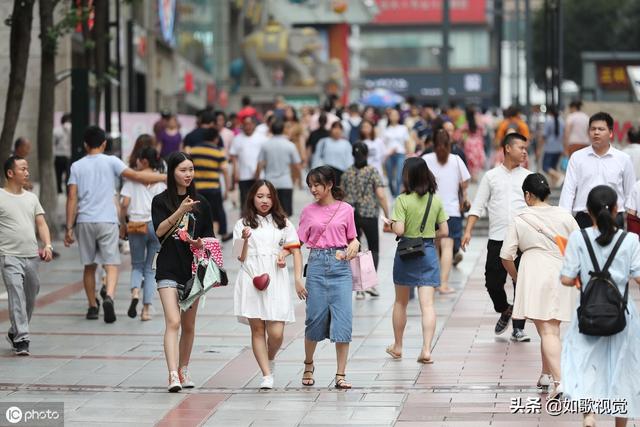 重庆一广场商圈熙来攘往，美女帅哥千姿百态，道路好像成了走秀台