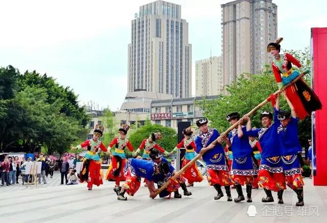 宁强羌歌羌舞吸引数千市民围观