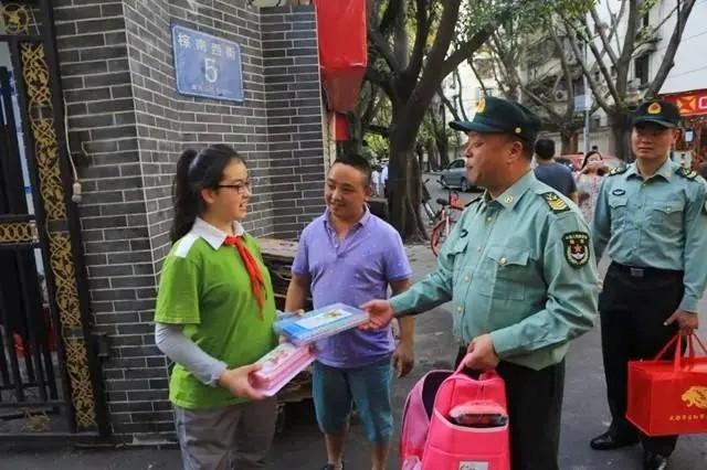 还记得汶川地震时的“让路女孩”吗？她现在很好，已经上高中了