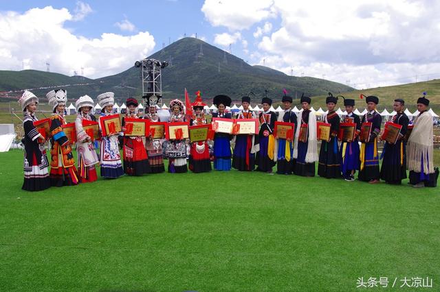 今年谁会夺得凉山彝族火把节美女桂冠？这里回看2018年的金索玛冷恩阿媛图集