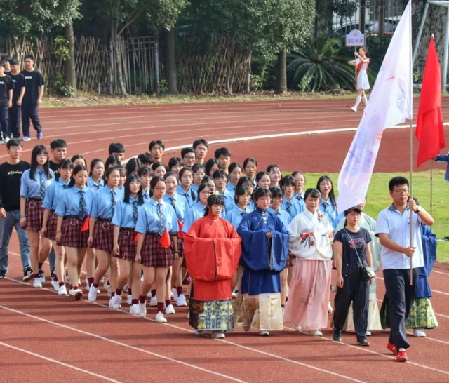 女学生赛跑穿黑丝夺冠军，网友表示伤风败俗，另一男生也穿黑丝JK