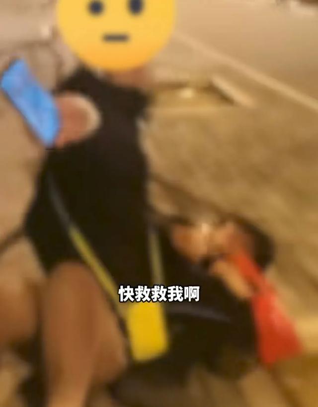 闹大了！一男子当街压在另一女子身上，路人走近却发现情况不简单