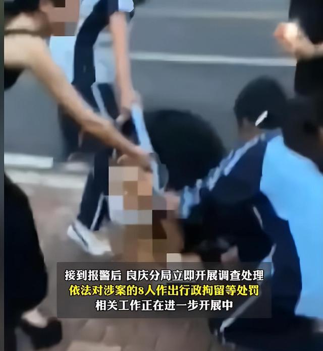 太震惊了！初中一女学生被多人踩踏扒衣服扇耳光，评论区里炸锅了