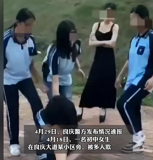 太震惊了！初中一女学生被多人踩踏扒衣服扇耳光，评论区里炸锅了