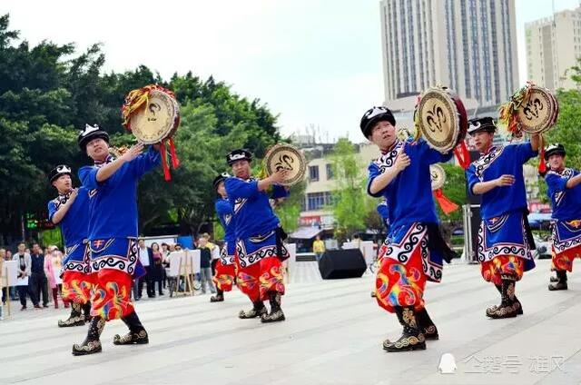 宁强羌歌羌舞吸引数千市民围观