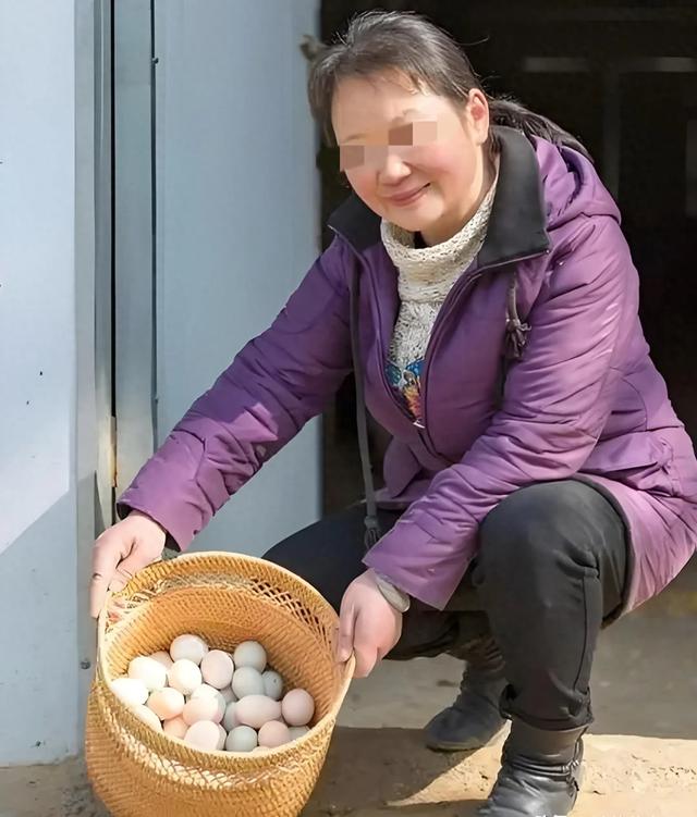 风华绝代的女子，手提沉甸甸的百个土鸡蛋，满怀感激地向大夫道谢