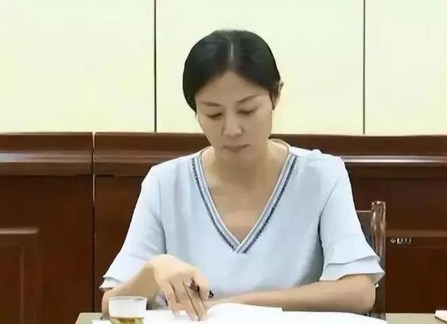 我是美女市长姜保红，我征服了40多个男人，他们都倒在我石榴裙下