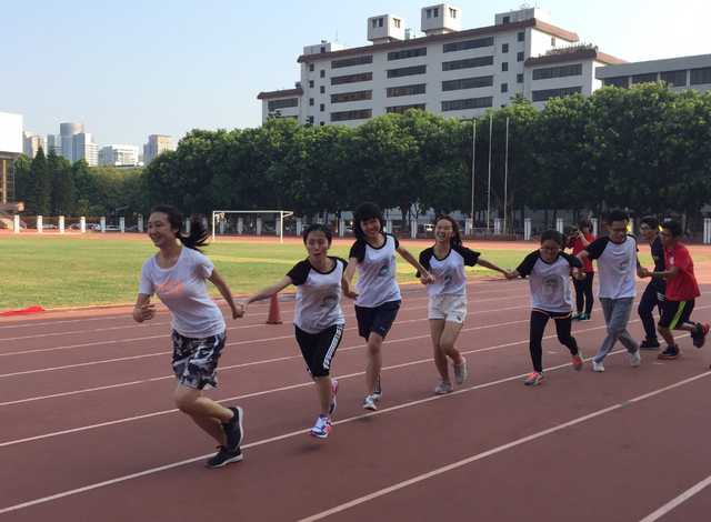 女学生赛跑穿黑丝夺冠军，网友表示伤风败俗，另一男生也穿黑丝JK