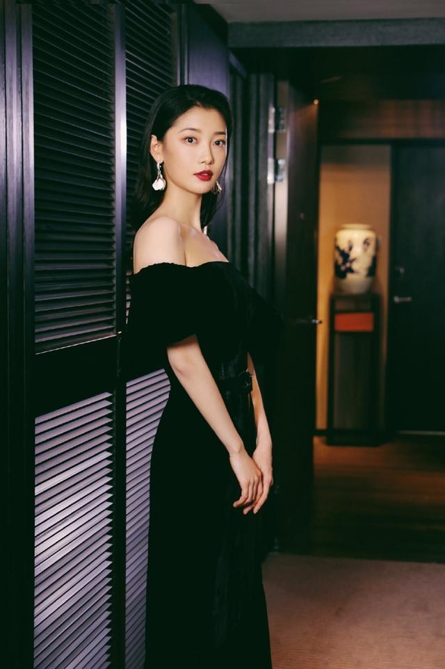 妖娆抚媚美女田依桐香艳玉肩锁骨迷人火辣写真图片