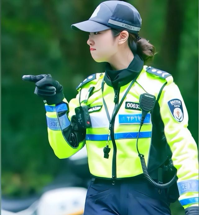 杭州美女交警，声音像台湾甜妹，奶凶奶凶！司机：我要做她的警犬