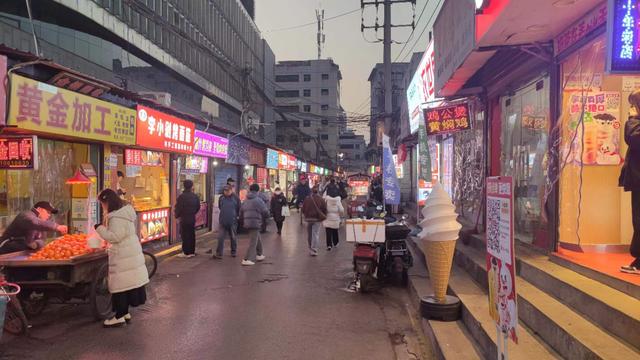 西安女孩：别勾引我，八里村的美食根本吃不完，美女也看不完