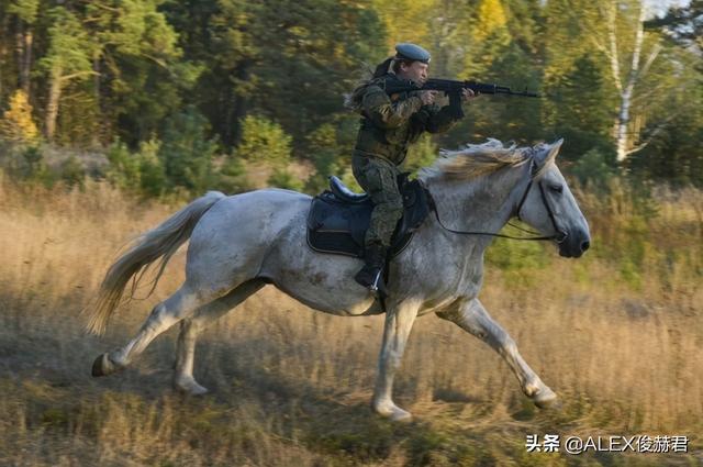 飒爽女兵：骑马持AK狂奔，狙击枪、步兵战车样样精通