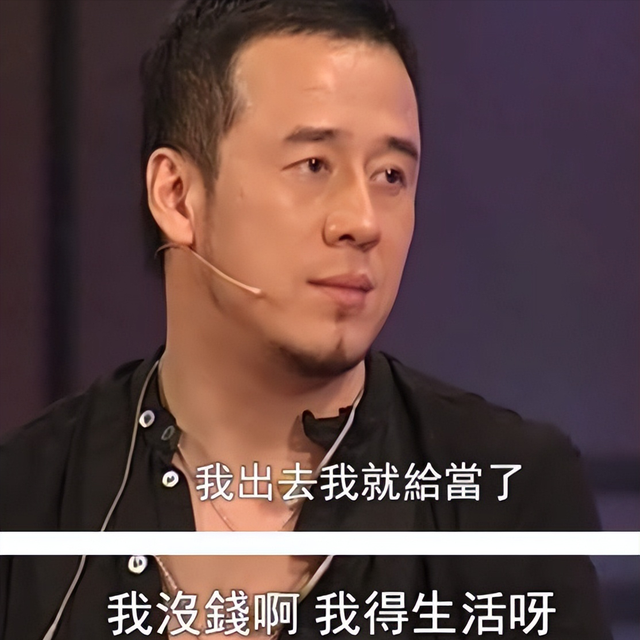 杨坤身旁再换新人？与美女约饭站门口贴身热聊，至今不忘已逝挚爱