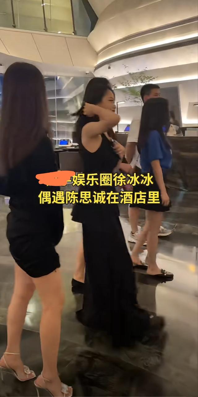 导演陈思诚现身酒店惹争议，身后跟随四名美女，个个貌美身材出众