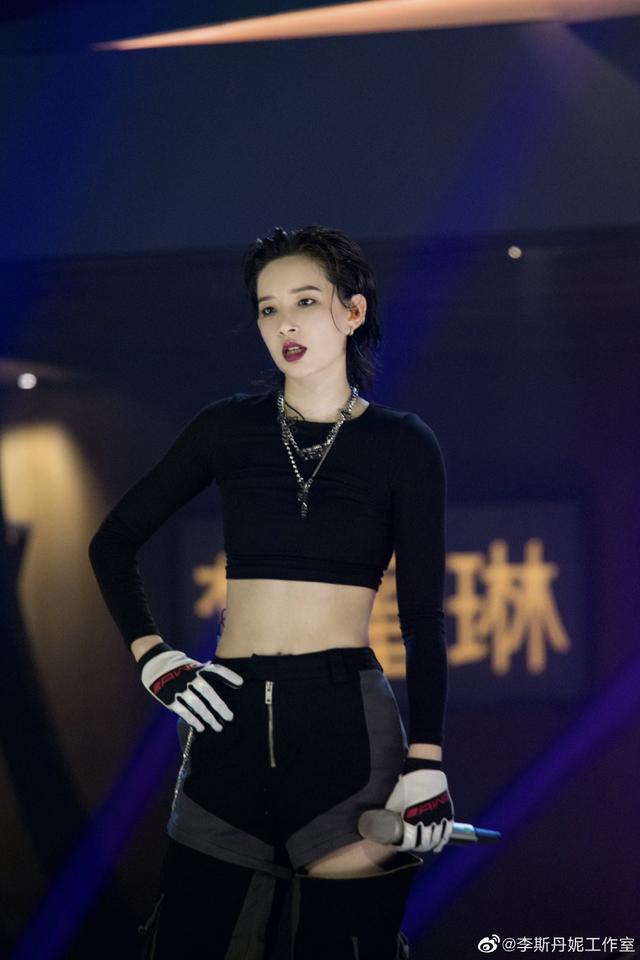 “狙心杀手”李斯丹妮，完美演绎黑色性感，娱乐圈少见的中性女星