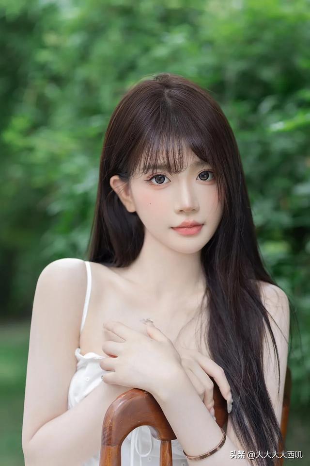 白色浪漫：绝色美女树林摄影写真