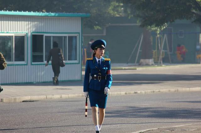 街拍朝鲜平壤美女交警，身材颜值一流，指挥动作标准！