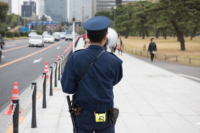 对冒充民警搜身劫财的行为如何定性？以胡某和尤某抢劫案为例