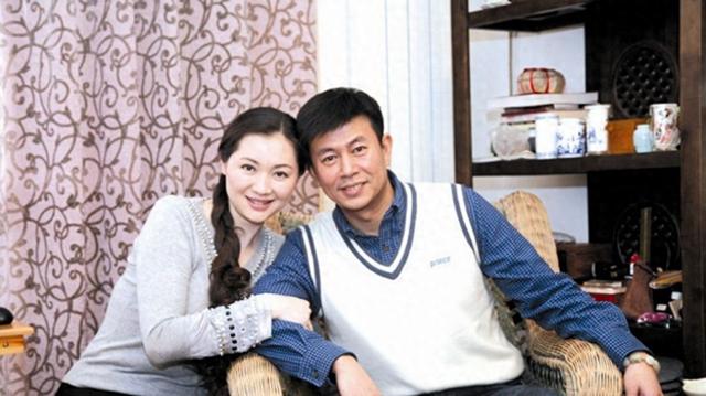 她命真好，二婚带女嫁著名演员，38岁生小女儿，一家四口幸福美满