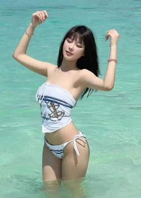 海洋 美女_海边的白色泳衣美女，性感撩人