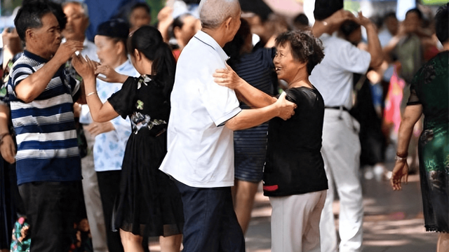 26岁美女未婚，母亲催婚并给她安排相亲对象，要求她三个月嫁出去