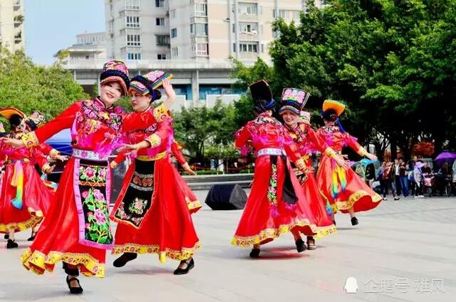 宁强羌歌羌舞吸引数千市民围观