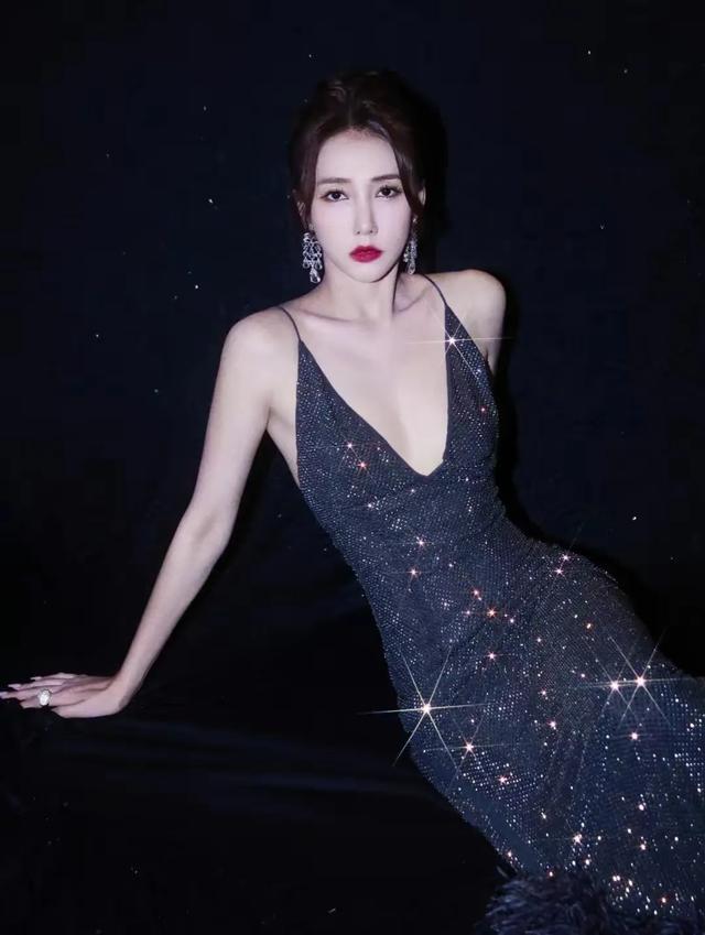 美女歌手弦子性感一面，把黑夜中的漫天星光穿在了身上