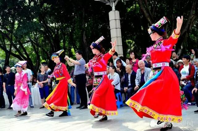 宁强羌歌羌舞吸引数千市民围观