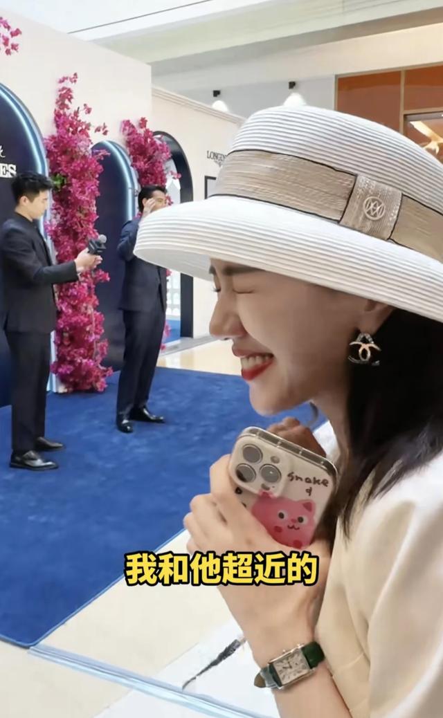 网红小小莎被彭于晏叫“美女”好激动，42岁彭于晏身材苗条脸显老