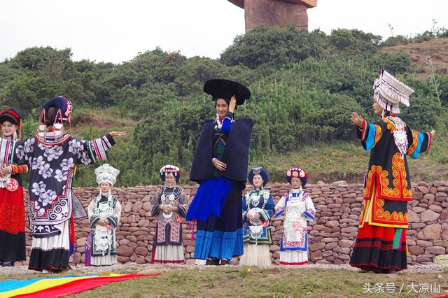 今年谁会夺得凉山彝族火把节美女桂冠？这里回看2018年的金索玛冷恩阿媛图集