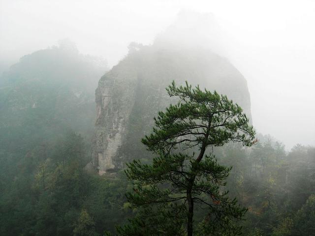 《梦游天姥吟留别》，似梦境，非梦境