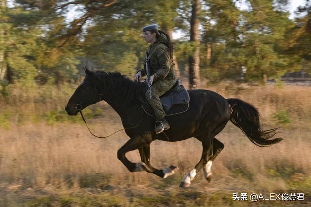 飒爽女兵：骑马持AK狂奔，狙击枪、步兵战车样样精通