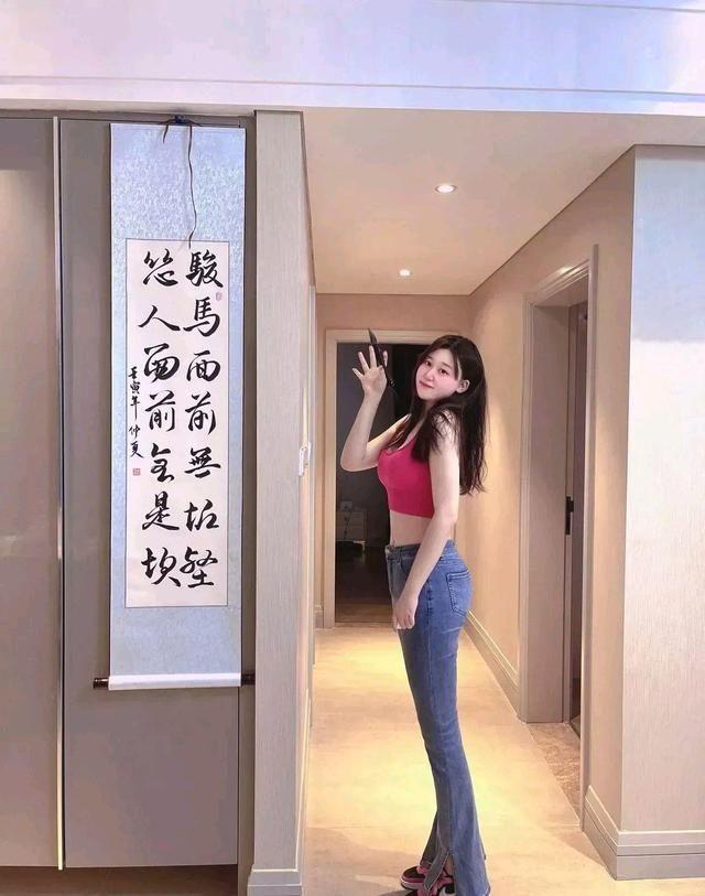 美女爱书法！身材高挑，长相俊俏的她尤擅书法，俊美不输其颜值