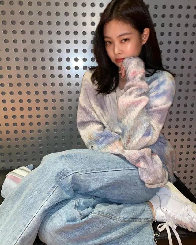 Jennie的“玻璃唇”才真性感，高级撩人，嘴巴干燥的赶紧get同款