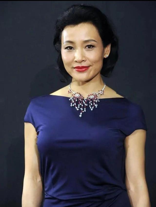 被称为美女影后的她，走红后远赴美国当服务员,如今60岁过得怎样