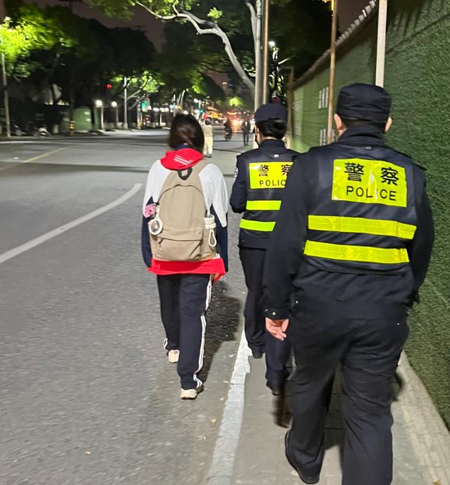 穿校服的女孩街头痛哭，3名“陌生人”默默跟随2公里